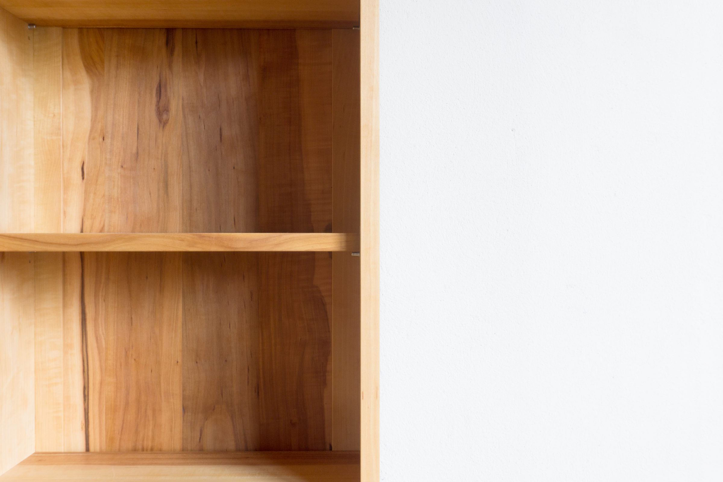Kleiner Bücherkasten, Massivholzmöbel handgemacht, Hochwertige Möbel aus Massivholz, Holzoberflächen handgehobelt, Einzelmöbelstücke, The Trees of Lif