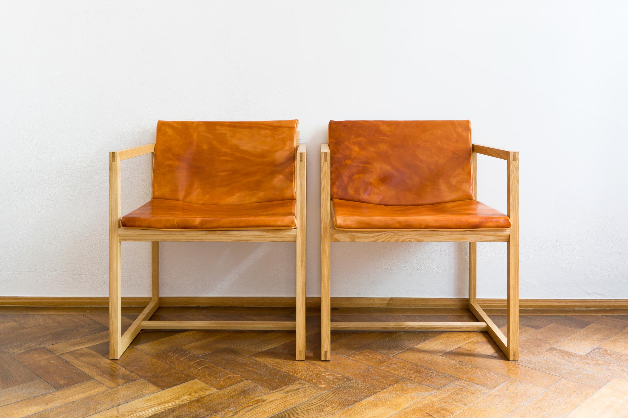 Stühle mit Lederauflage aus Massivholz Esche handgefertigt als Einzelmöbelstück von The Trees of Life in Perg in Oberösterreich