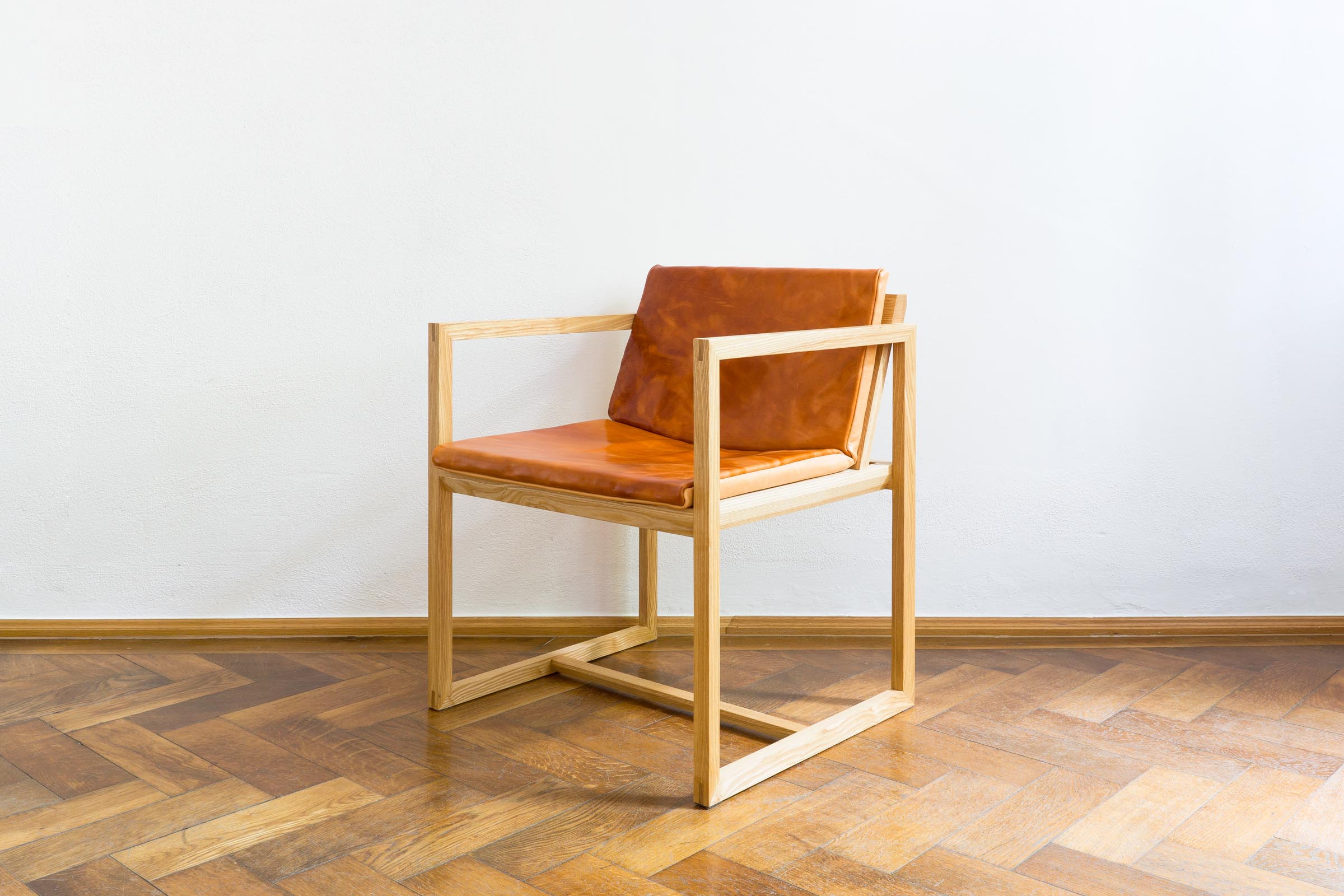 Stuhl mit Lederauflage aus Massivholz Esche handgefertigt als Einzelmöbelstück von The Trees of Life in Perg in Oberösterreich