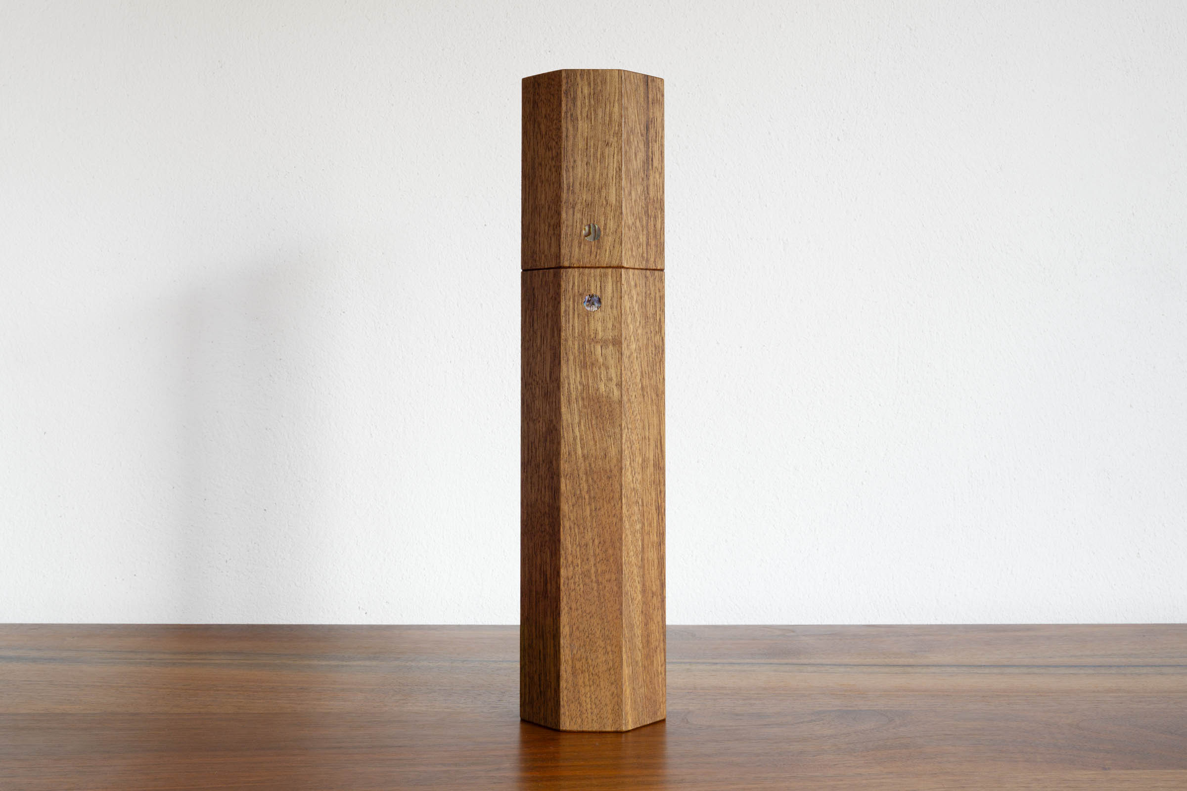 Geschlossene Aufbewahungsbox achteckig handgefertigt als Einzelmöbelstück von The Trees of Life in Perg in Oberösterreich