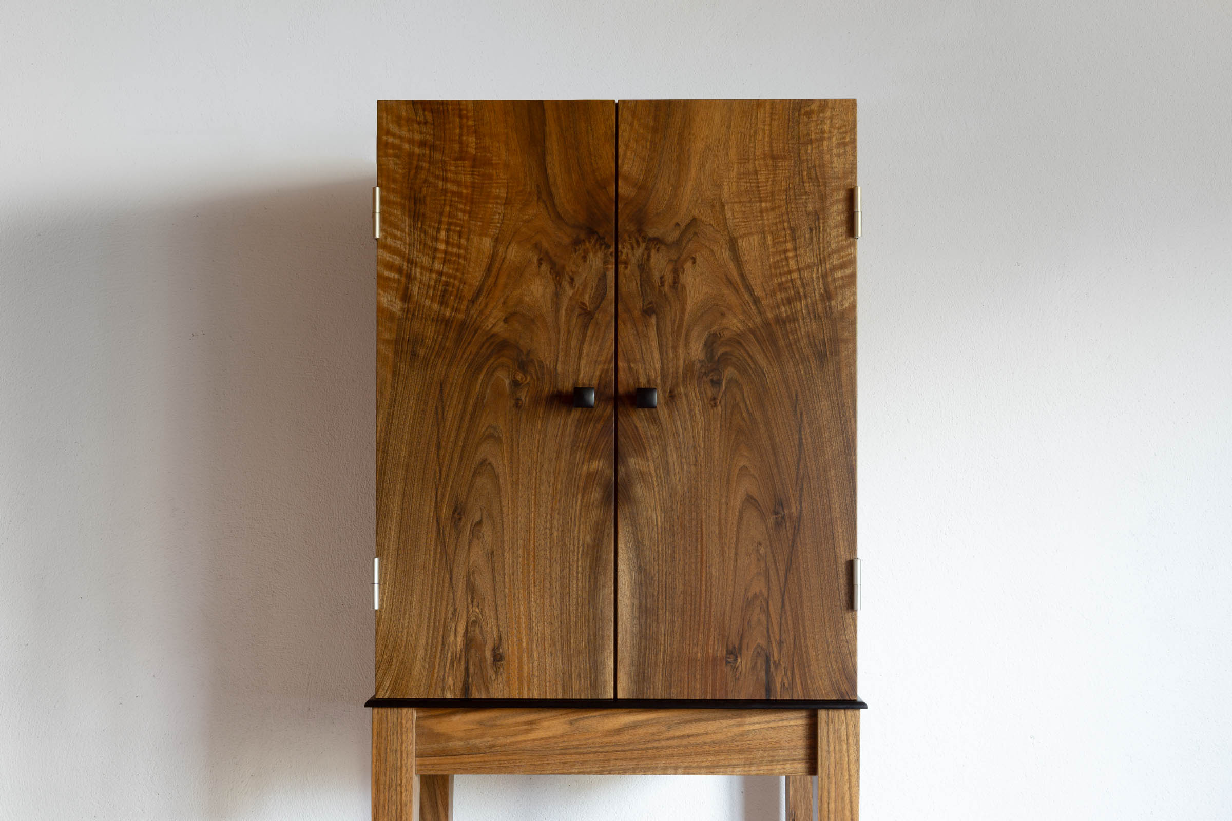 Barschränkchen handgefertigt als Einzelmöbelstück von The Trees of Life in Perg in Oberösterreich