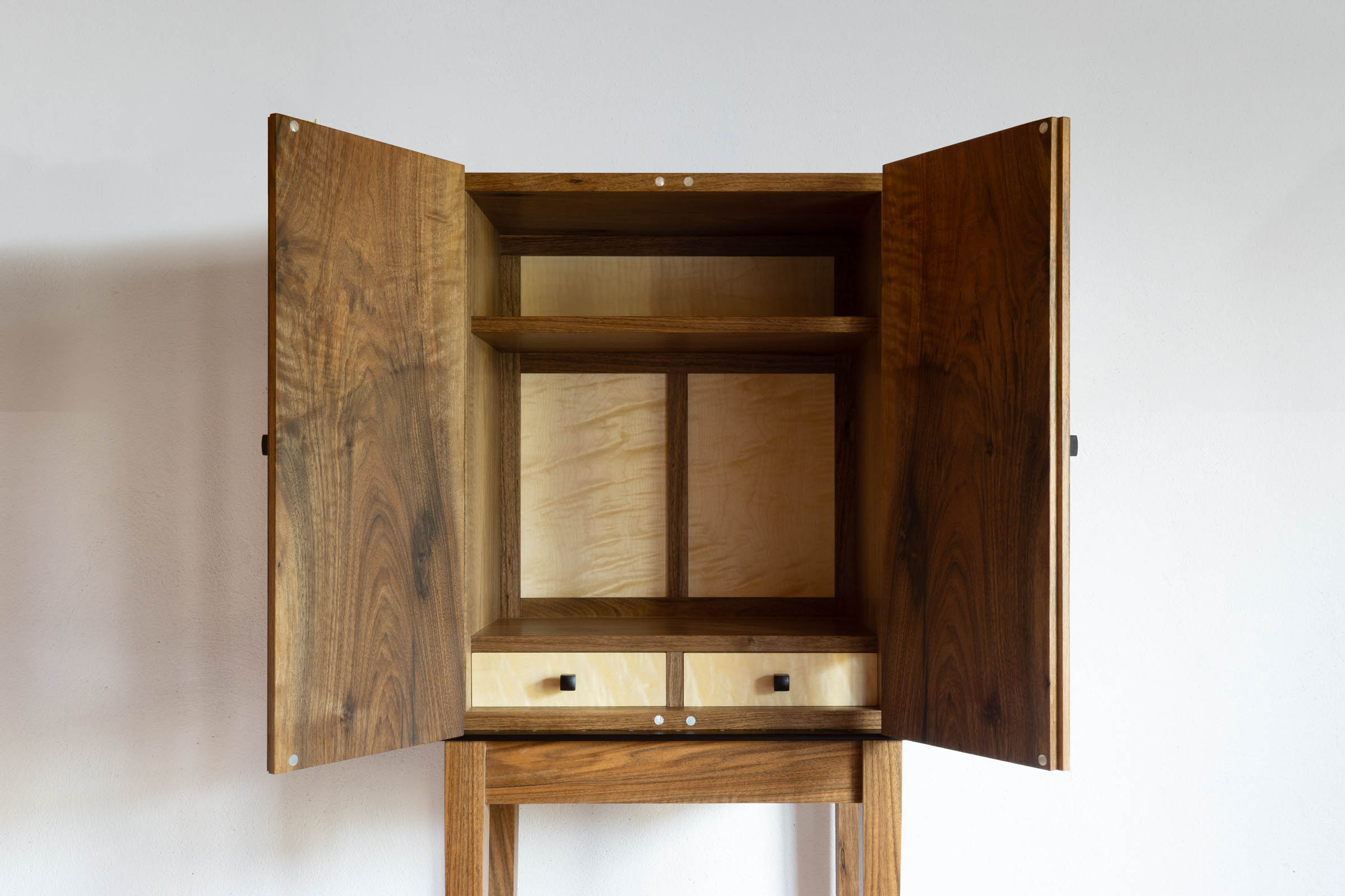 Geöffnetes Barschränkchen handgefertigt als Einzelmöbelstück von The Trees of Life in Perg in Oberösterreich