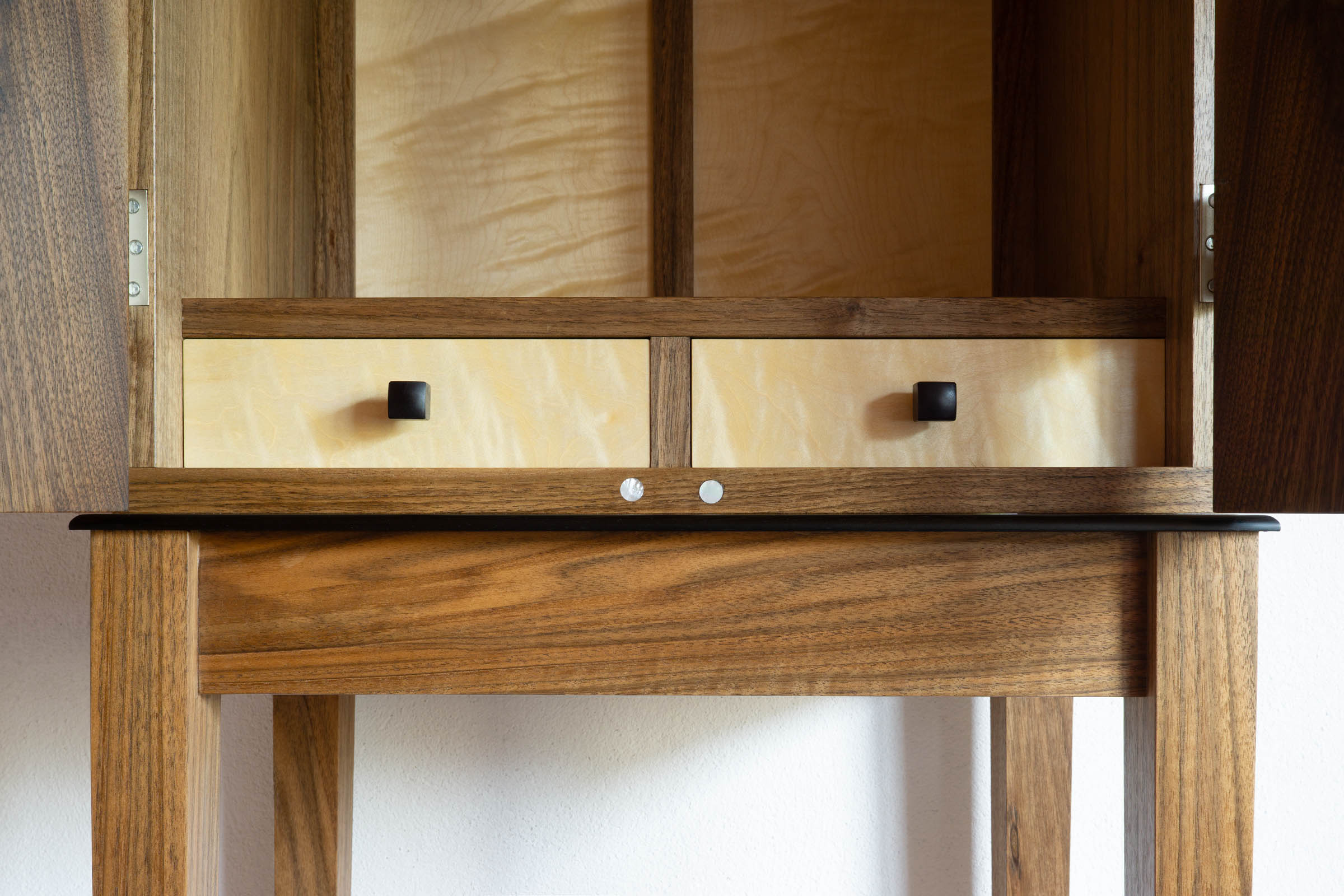 Detail von einem geöffneten Barschränkchen handgefertigt als Einzelmöbelstück von The Trees of Life in Perg in Oberösterreich