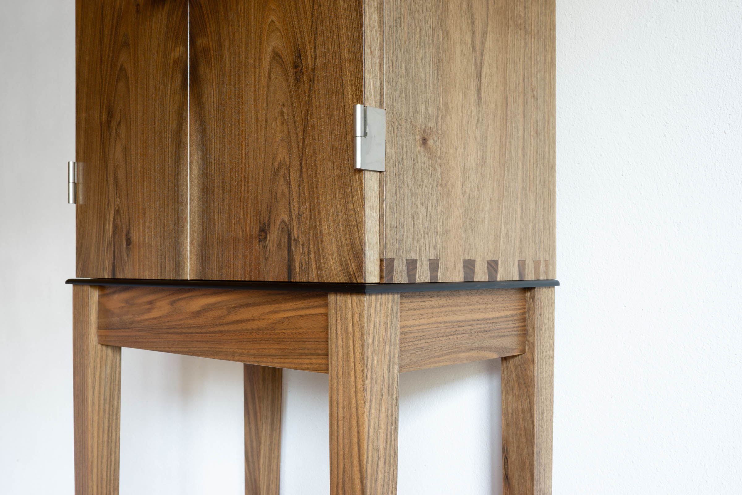 Detail von einem Barschränkchen handgefertigt als Einzelmöbelstück von The Trees of Life in Perg in Oberösterreich