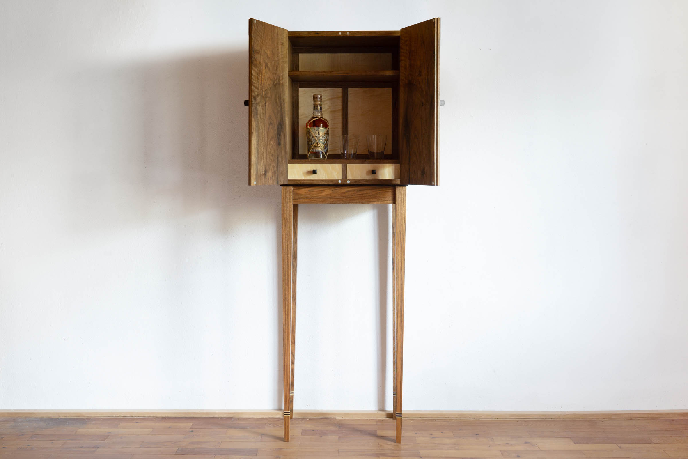 Geöffnetes Barschränkchen handgefertigt als Einzelmöbelstück von The Trees of Life in Perg in Oberösterreich